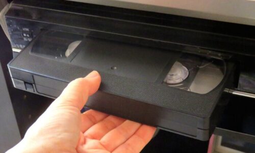 ビデオテープをデッキに入れる