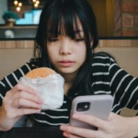 スマホを見る少女