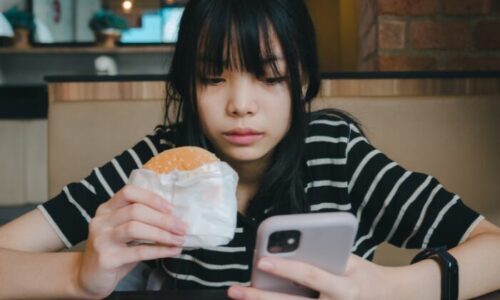 スマホを見る少女