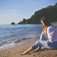 海岸にたたずむ女性