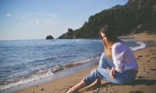 海岸にたたずむ女性