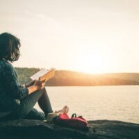 読書する女性