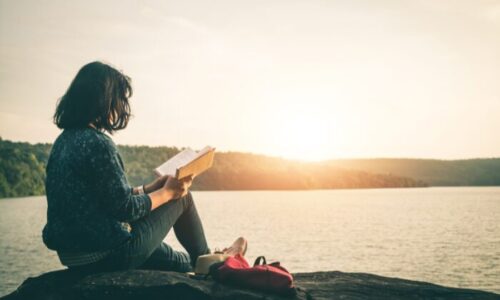 読書する女性