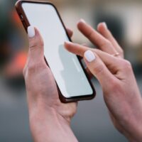 スマホをスクローリング