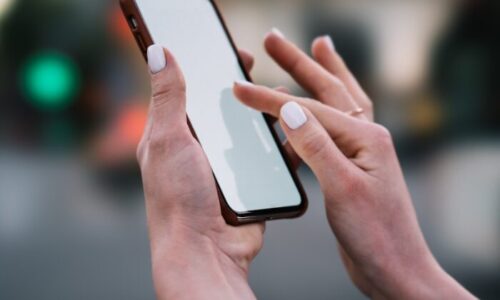 スマホをスクローリング