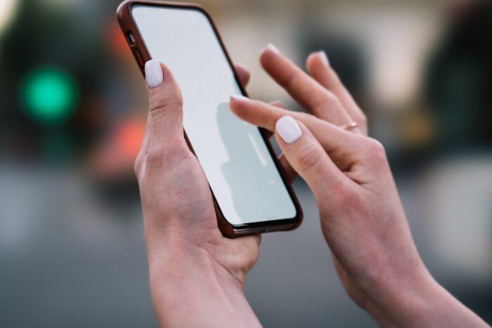 スマホをスクローリング
