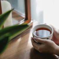 お茶を飲む