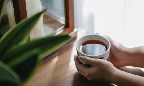 お茶を飲む