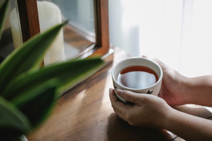 お茶を飲む