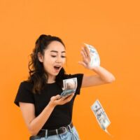 お金を投げる女性