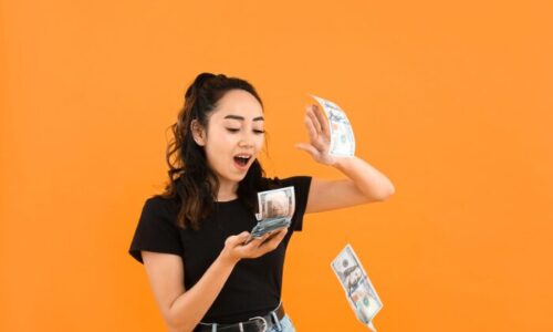 お金を投げる女性
