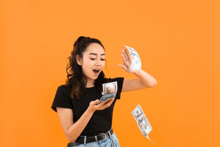 お金を投げる女性