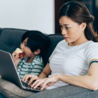 在宅ワークをする女性