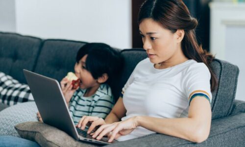 在宅ワークをする女性