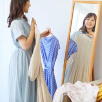 服を合わせている女性