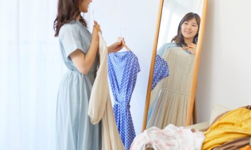 服を合わせている女性