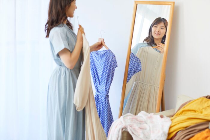 服を合わせている女性