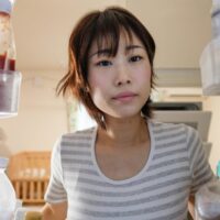 冷蔵庫の中を見る人