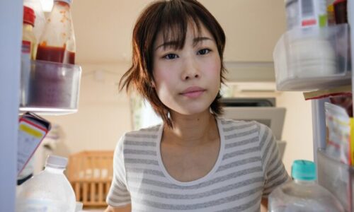 冷蔵庫の中を見る人