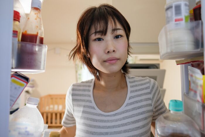 冷蔵庫の中を見る人