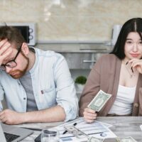 家計管理をする夫婦