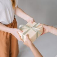 贈り物の受け渡し
