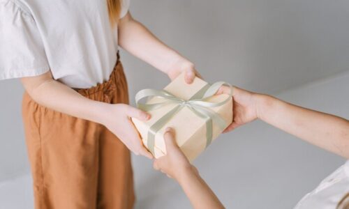 贈り物の受け渡し