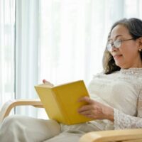 読書する女性