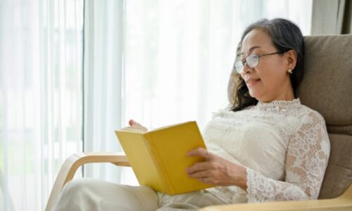 読書する女性