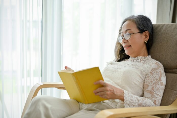 読書する女性
