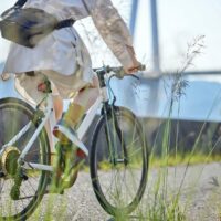 自転車に乗る人