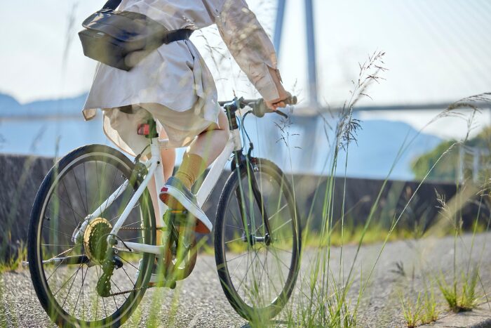 自転車に乗る人