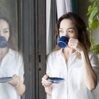 コーヒーを飲む女性