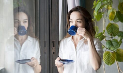 コーヒーを飲む女性