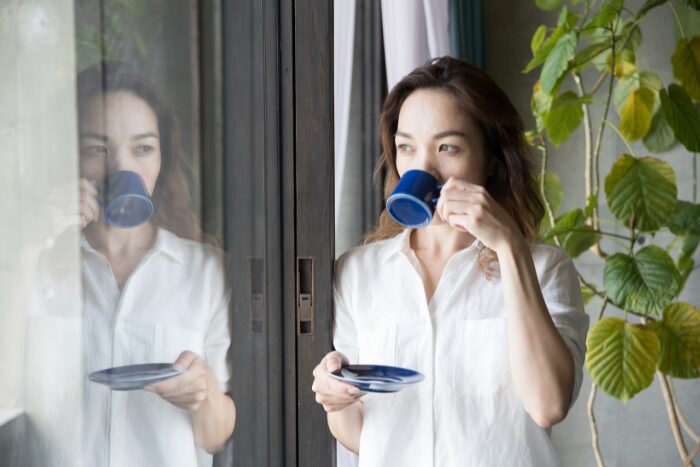 コーヒーを飲む女性