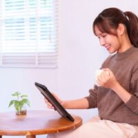 タブレットを見ている女性