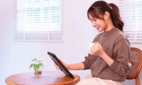 タブレットを見ている女性