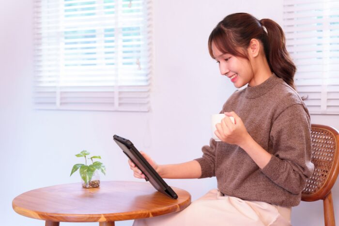 タブレットを見ている女性