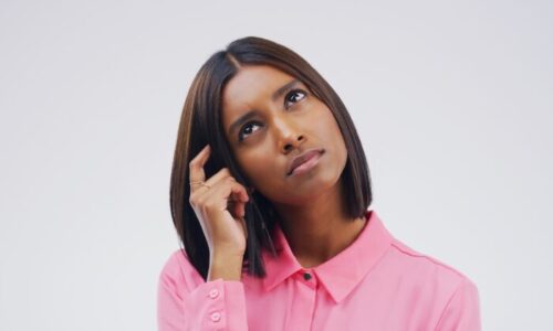 何かを思い出している女性