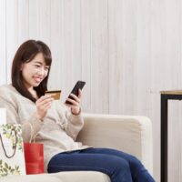 スマホで買い物する女性