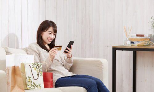 スマホで買い物する女性