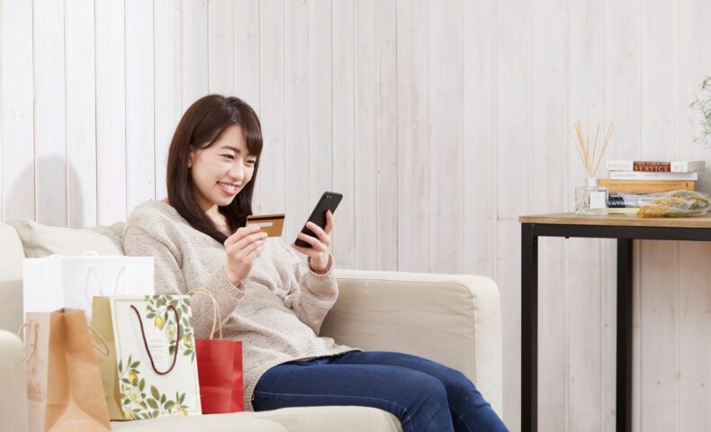 スマホで買い物する女性