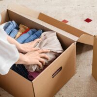 服を箱に入れている人