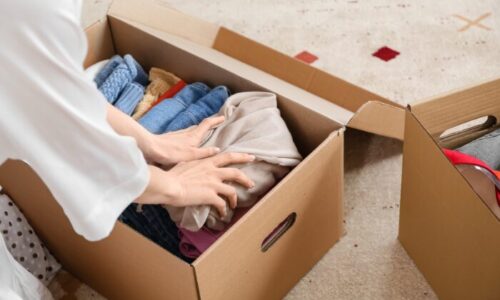 服を箱に入れている人