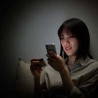 スマホで買い物する人