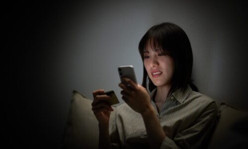 スマホで買い物する人