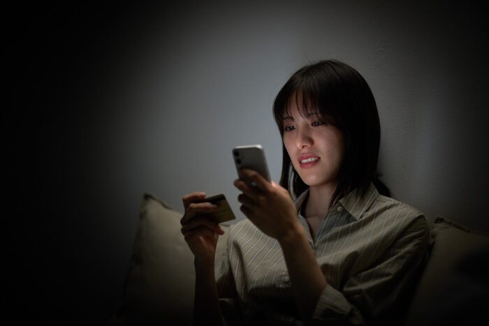 スマホで買い物する人