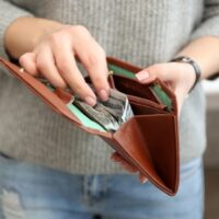 財布からお金を出す