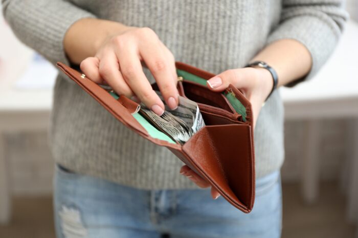 財布からお金を出す