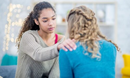 友人をなぐさめている女性